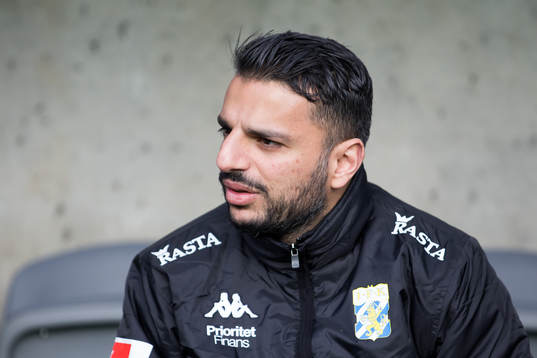 IFK Göteborgs tränare Poya Asbaghi på bänken innan
