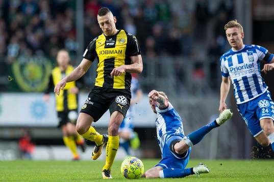 Hammarbys Nicola Djurdjic blir tacklad av IFK Göteborgs
