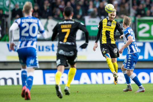 Hammarbys Simon Sandberg nickar undan bollen