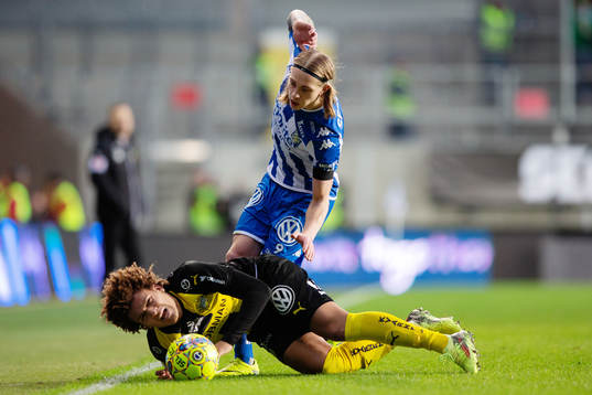 IFK Göteborgs Elias Mar Omarsson tacklar Hammarbys Neto