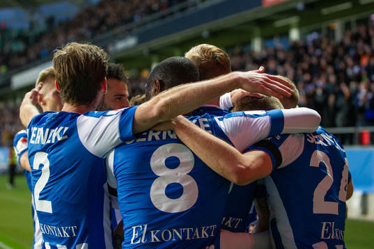 IFK Göteborgs Mikkel Diskerud jubkar med lagkamrater