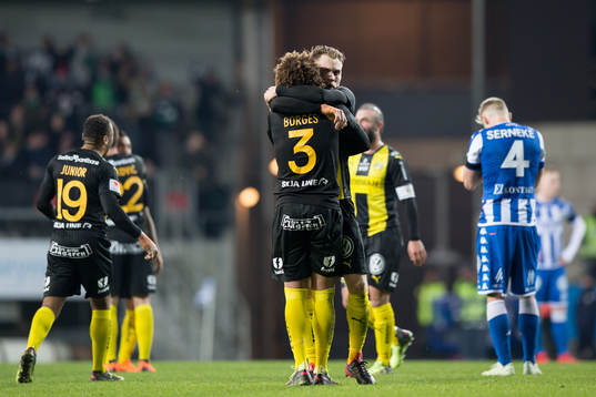 Hammarbys Neto Borges och Simon Sandberg kramar om varandra