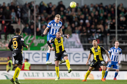 IFK Göteborgs Carl Starfelt vinner en nickduell mot