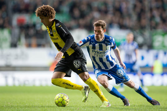 Hammarbys Neto Borges mot IFK Göteborgs Emil Salomonsson