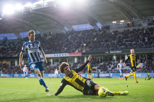 Hammarbys Neto Borges glidtacklar bort bollen från att gå