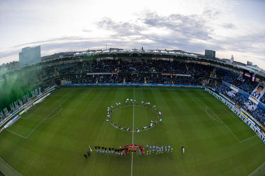 Vy över arena Gamla Ullevi och lagen på line up innan