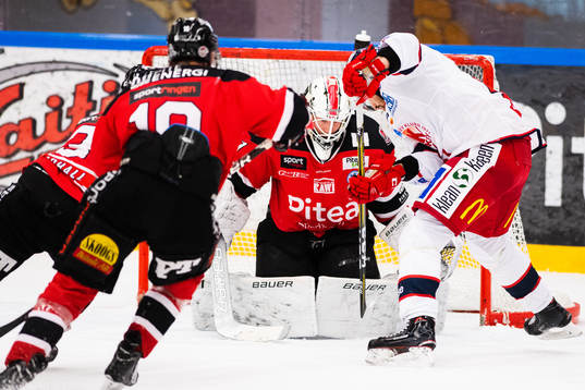 Västerviks Joacim Hedblad oroar framför Piteås målvakt