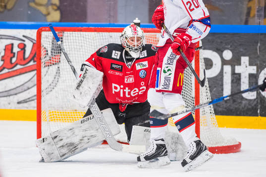 Piteås målvakt Joel Vännström och Västerviks Mattias