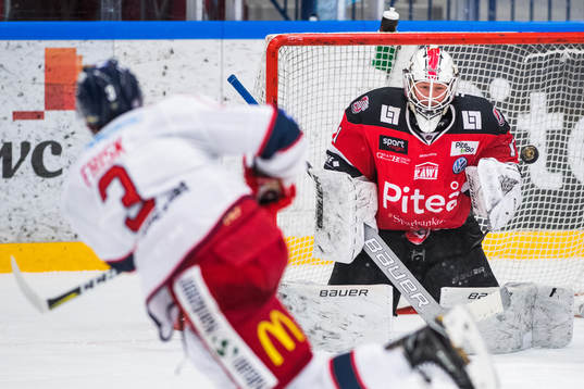 Västerviks Andreas Frisk skjuter mot Piteås målvakt Joel