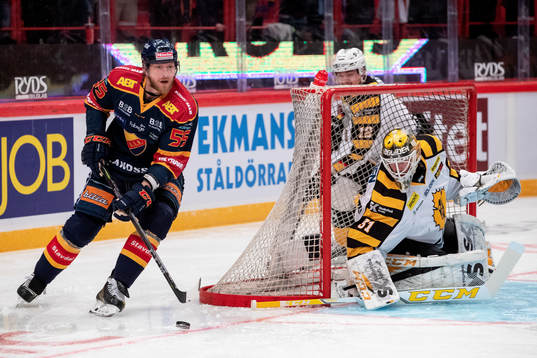 Djurgårdens Alexander Urbom och Skellefteås målvakt Joni