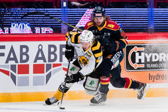 Skellefteås Tim Söderlund i kamp om pucken med