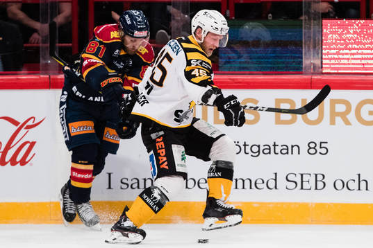 Djurgårdens Calle Ridderwall i kamp om pucken med