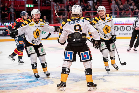 Skellefteås Tim Söderlund jublar med lagkamrater