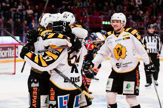 Skellefteås Emil Djuse och Filip Berglund jublar