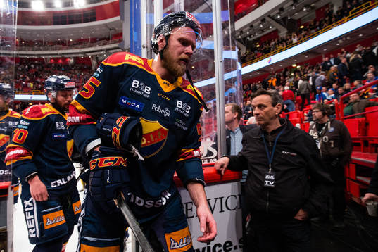 Djurgårdens Alexander Urbom lämnar isen