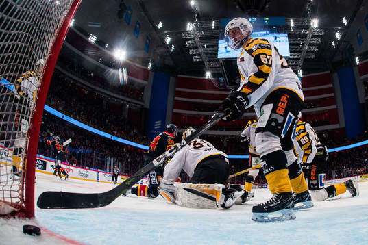 Skellefteås Emil Djuse plockar ur pucken ur mål