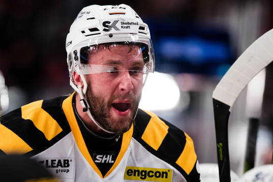 Skellefteås Pontus Petterström reagerar