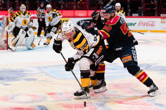 Skellefteås Tim Söderlund i kamp om pucken med