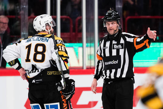 Skellefteås Pontus Petterström talar med Domare Mikael