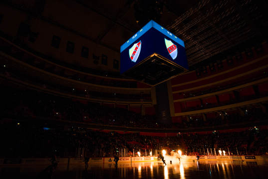 Djurgårdens spelare gör entré innan semifinal 5 i