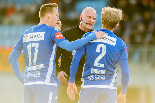 Referee Trond Ivar Døvle talks to Joackim Olsen Solberg
