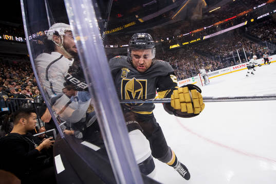 Los Angeles Drew Doughty blir tacklad av Vegas William