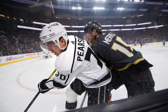 Kings Tanner Pearson blir tacklad av Vegas Jon Merrill