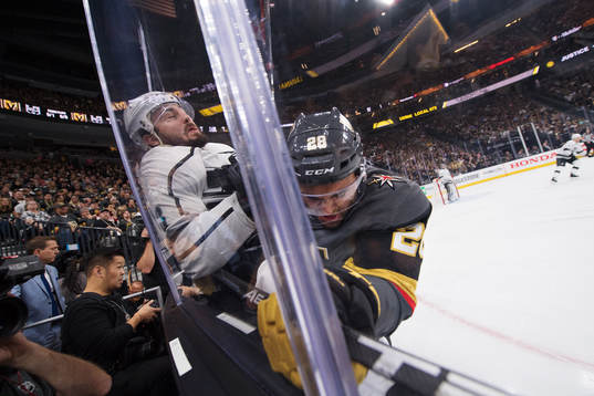 Los Angeles Drew Doughty blir tacklad av Vegas William