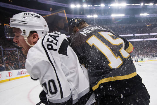 Kings Tanner Pearson blir tacklad av Vegas Jon Merrill