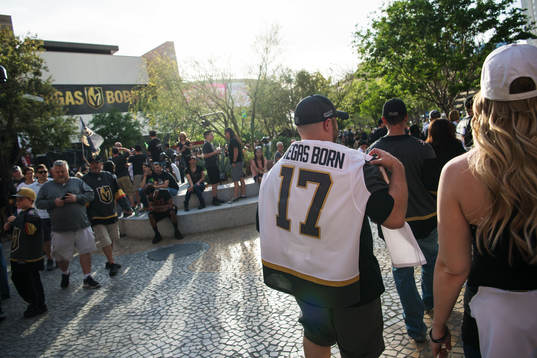 En man med en matchtröja med texten Vegas Born