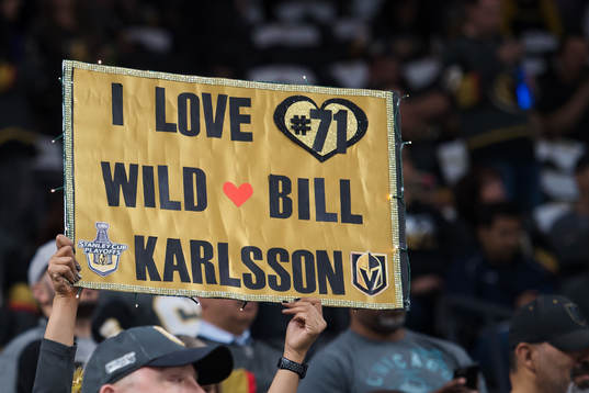 Ett fan håller upp ett planet för Vegas William Karlsson