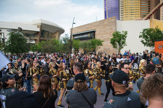Cheerleaders för Vegas tågar mot arenan