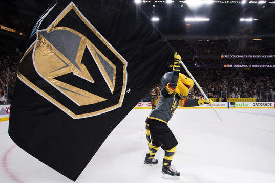Vegas maskot med lagets flagga på isen