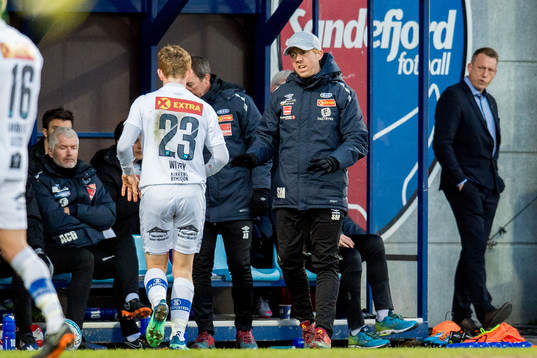 Svein Maalen, head coach of Ranheim, talks to Aslak Fonn