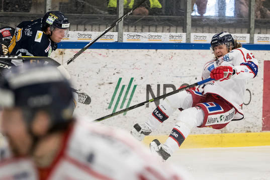 Västerviks Oscar Drugge  i ishockeymatchen i kval till
