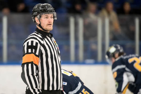 Domare Daniel Eriksson i ishockeymatchen i kval till