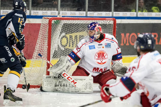 Västerviks målvakt Jonas Fransson   i ishockeymatchen i