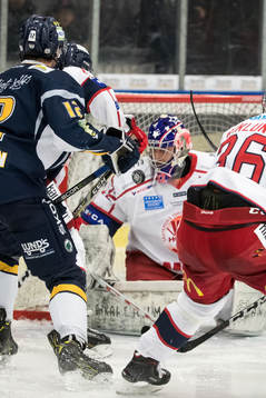 Västerviks målvakt Jonas Fransson   i ishockeymatchen i