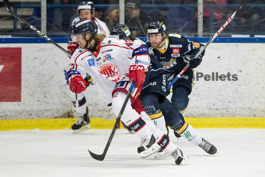 Västerviks Oscar Drugge  i ishockeymatchen i kval till