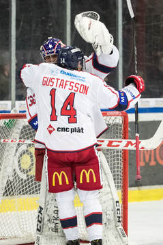 Västerviks Erik Gustafsson och målvakt Jonas Fransson