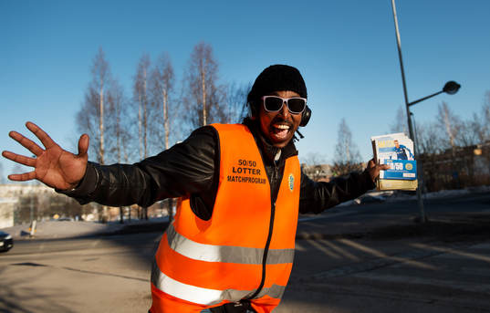 Abdukahi Jimale säljer matchprogram och 50/50-lotter