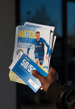 Försäljning av matchprogram och 50/50-lotter