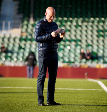 Sundsvalls tränare Joel Cedergren läser på ett papper