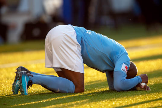 Malmö FFs Fouad Bachirou grinar illa