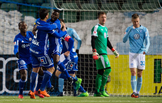 Sundsvalls David Batanero och Maic Sema jublar vid 2-2 och