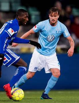 Malmö FFs Eric Larsson håller koll på Sundsvalls Peter