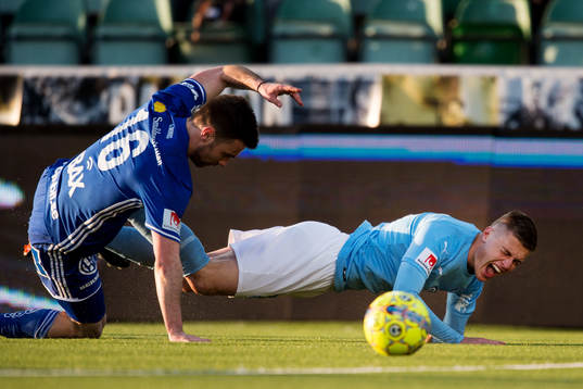 Sundsvalls Carlos Gracia fäller Malmö FFs Arnór Ingvi