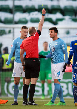 Domare Patrik Eriksson ger gult kort till Malmö FFs