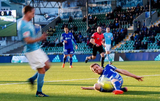 Sundsvalls David Myrestam glidtacklar bort bollen