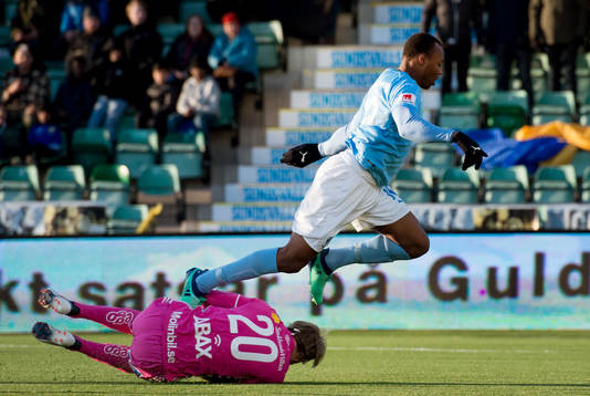 Sundsvalls målvakt William Eskelinen hinner före Malmö